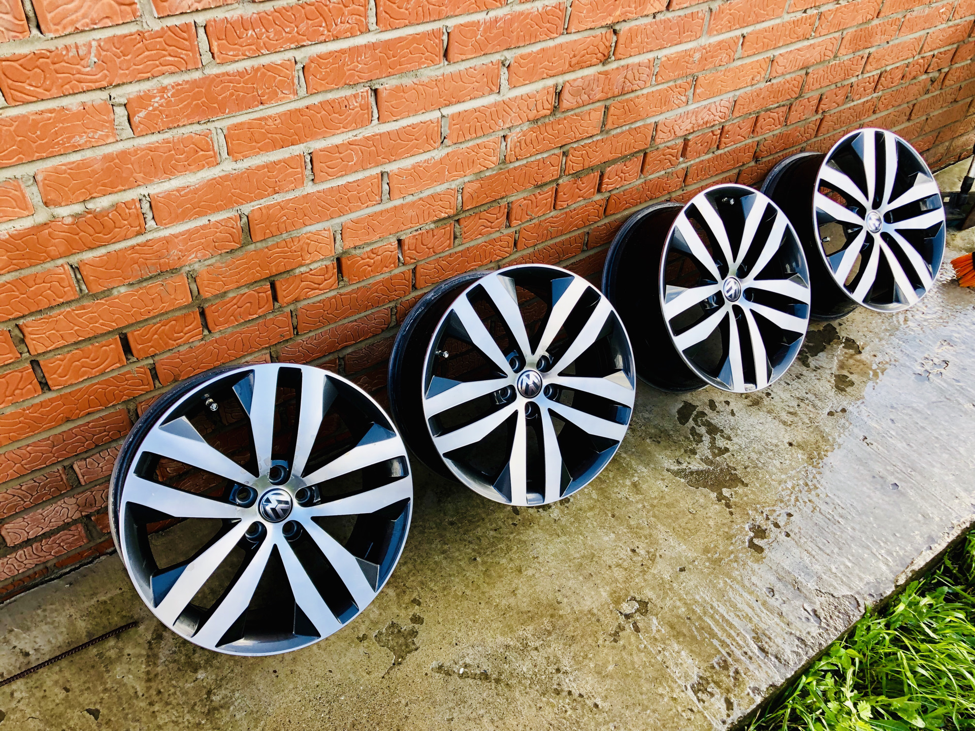 Оригинальные 5. Gigaro r17. R17 Gigaro Skoda диски. Gigaro r17 5x100 Polo. Диски Шкода Gigaro r17 5x100.