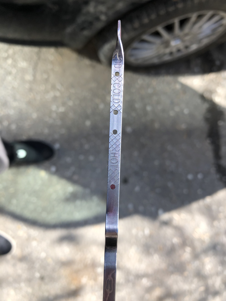 Ок, прогрел машину, долил 300мл масла которое на вес золота уже, никаких изменений. Вчера проехал 20км, долил 100мл, все аналогично. при всем этом коробка ведет себя адекватно, просто у меня капает атфка, за 10 месяцев решил проверить уровень и теперь не знаю что думать. — ГАЗ Сайбер