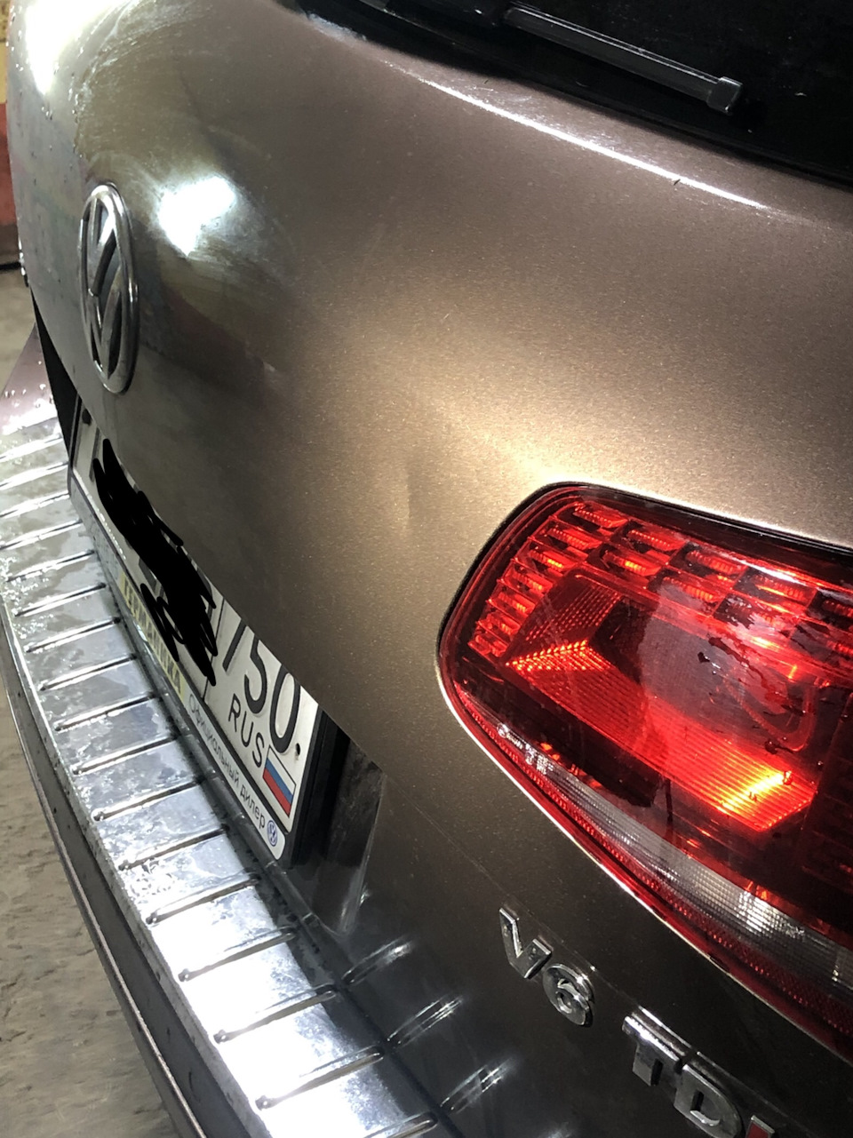 Volkswagen Touareg острая вмятина на багажнике — Bezpokras на DRIVE2