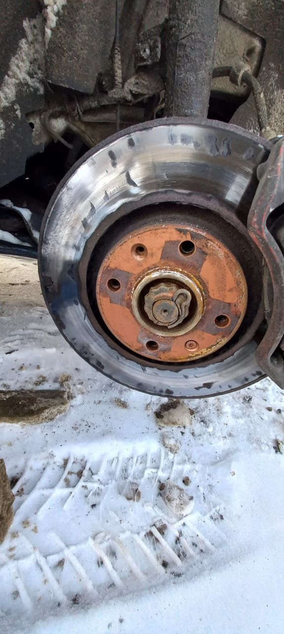 Замена передних колодок и дисков — Peugeot 308 (1G), 1,6 л, 2008 года ...