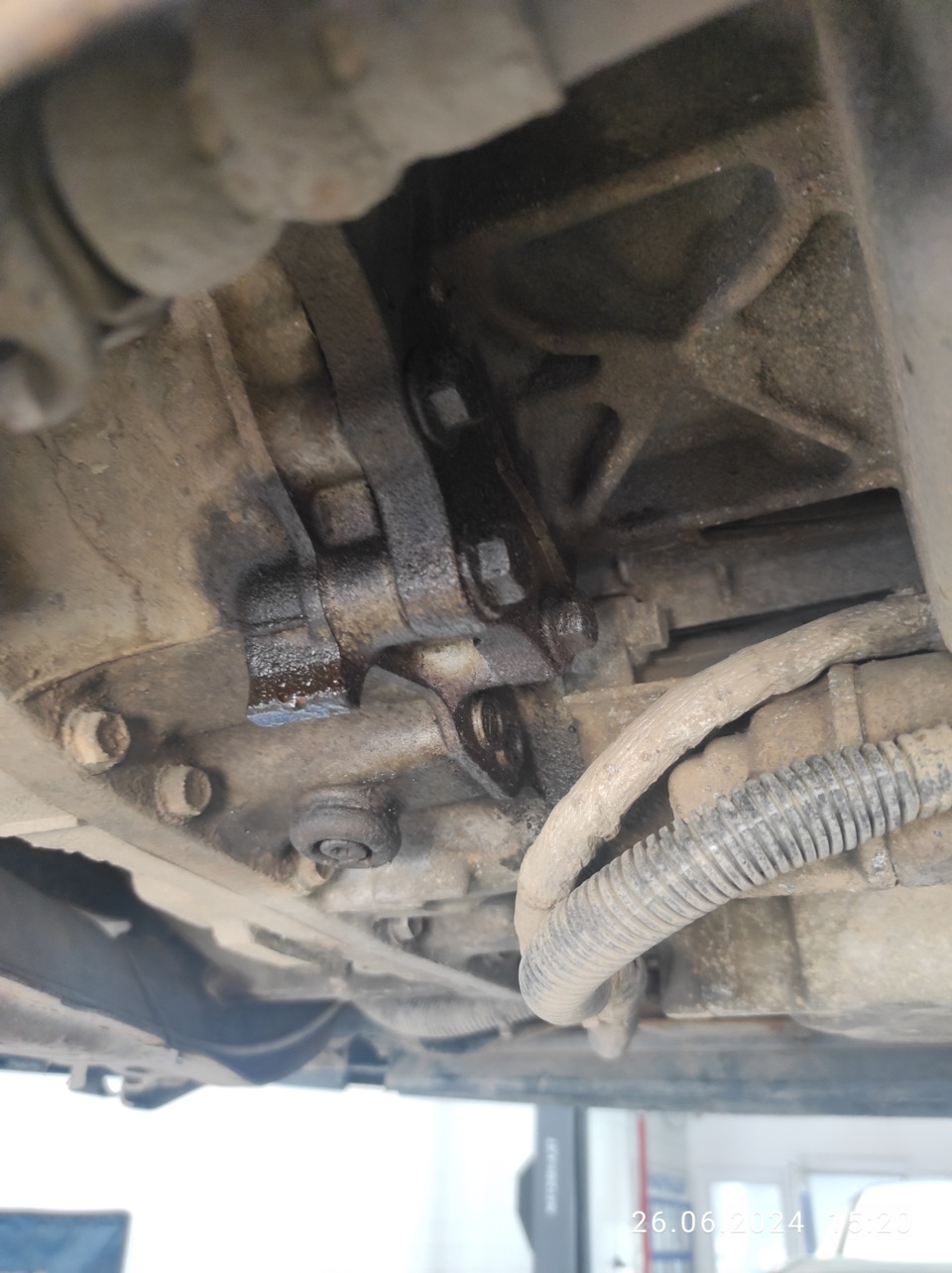 Масло в районе акпп — Volvo XC70 III, 3 л, 2009 года | техосмотр | DRIVE2