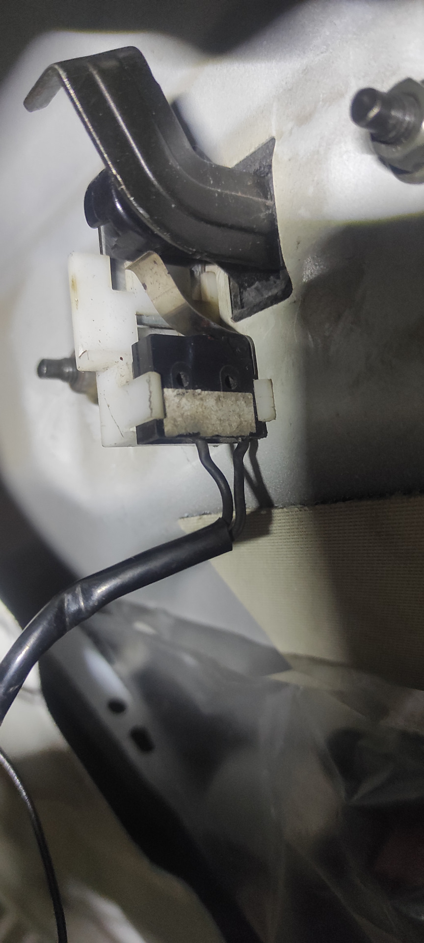 Доводчик багажника часть3 электрическая — Nissan X-Trail I (t30), 2 л ...