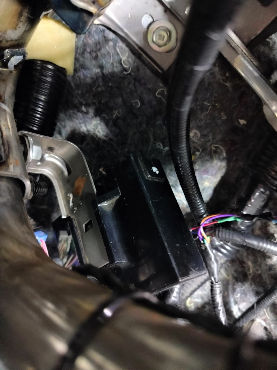 15. Блок установил под рулем ближе к блоку предов. — Honda Accord (8G)