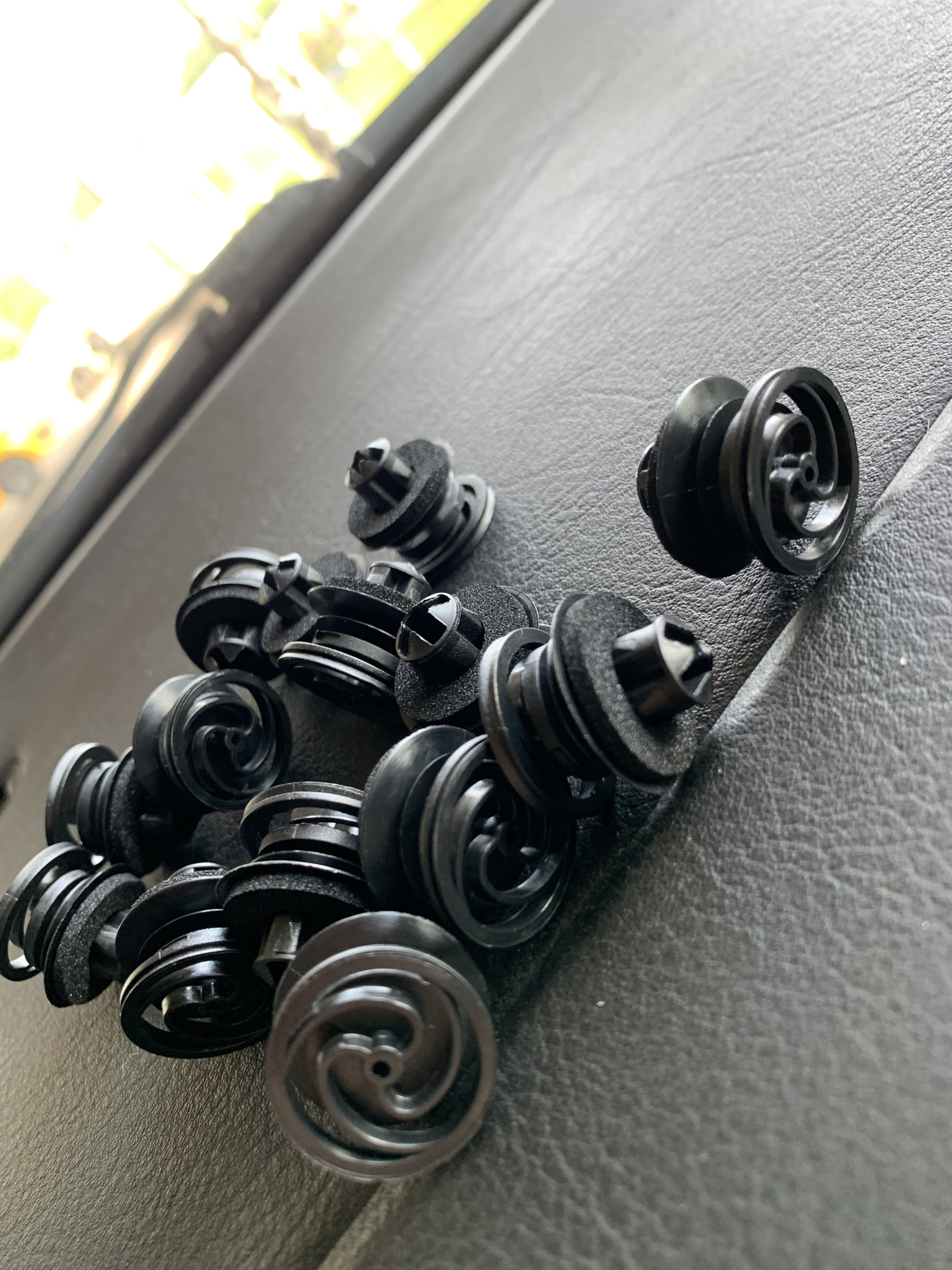 Замена клипс обшивки дверей — Volkswagen Passat B5, 2,3 л, 1999 года ...