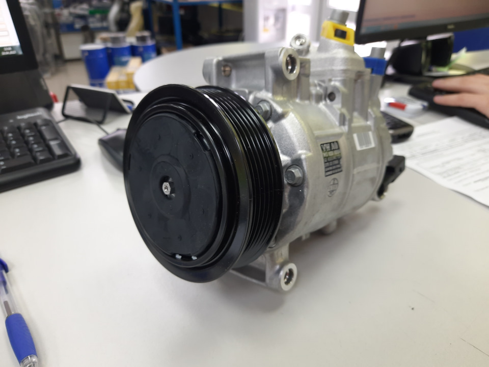 VAG 1K0820808AX — Volkswagen Passat B7. Запчасти на фото: 1K0820808AX