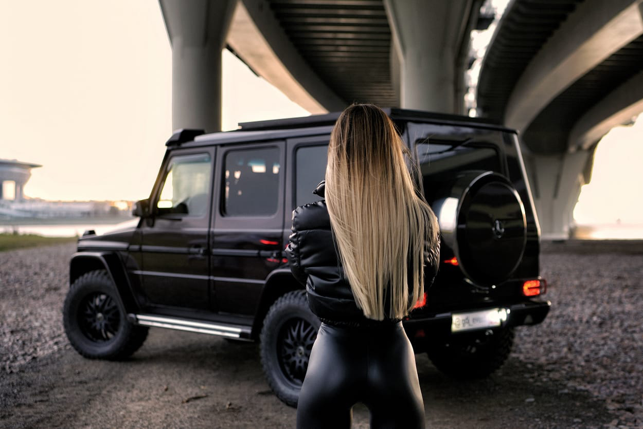 Mercedes Benz Gelandewagen and girls