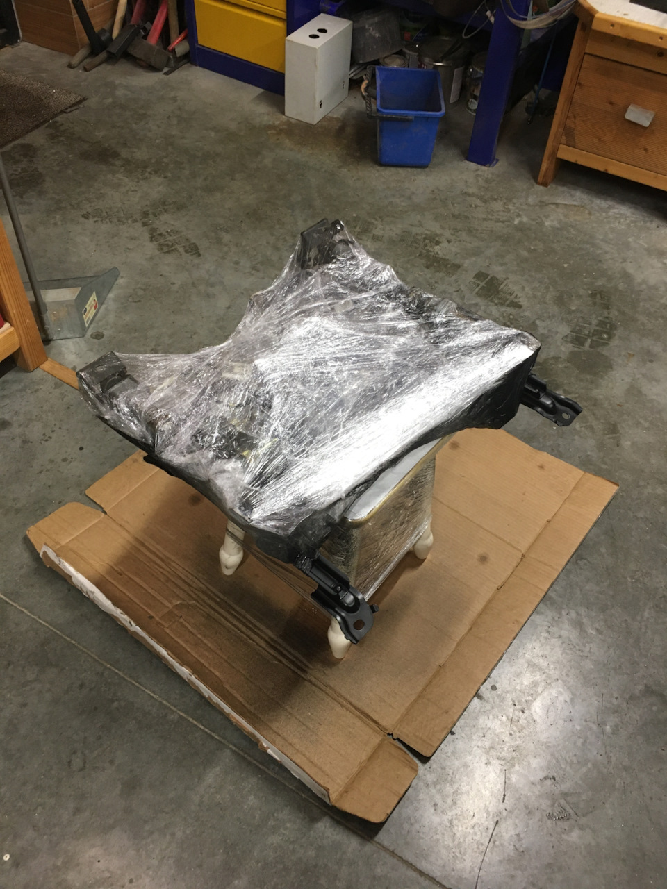 эту махину дьявола я решил не разбирать до конца из-за страха не собрать назад, покрасить все проблемные места удалось и так. — Toyota Crown (S120)