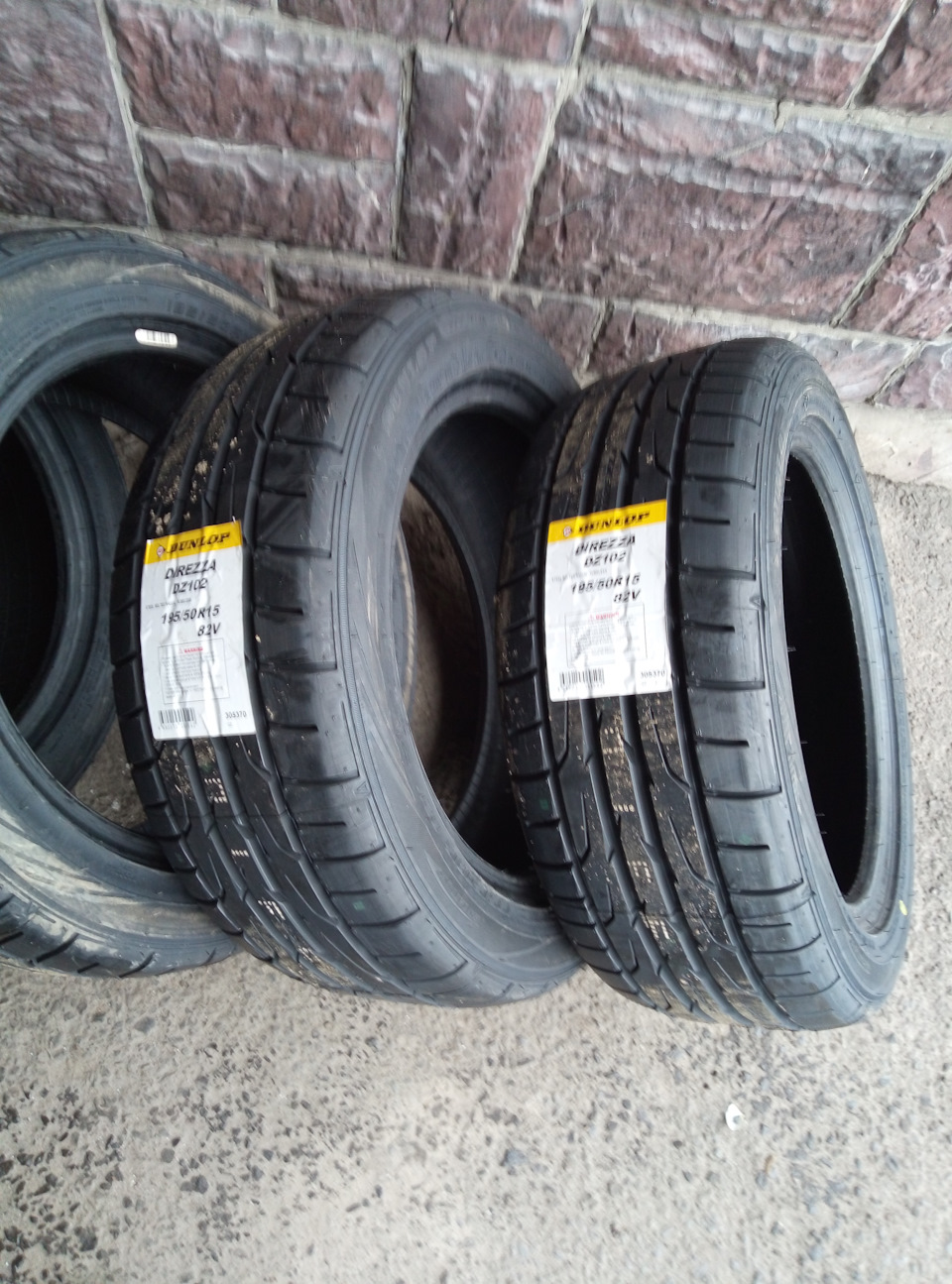 Dunlop Direzza DZ102 195/50R15 — Lada Приора хэтчбек, 1,6 л, 2015 года ...