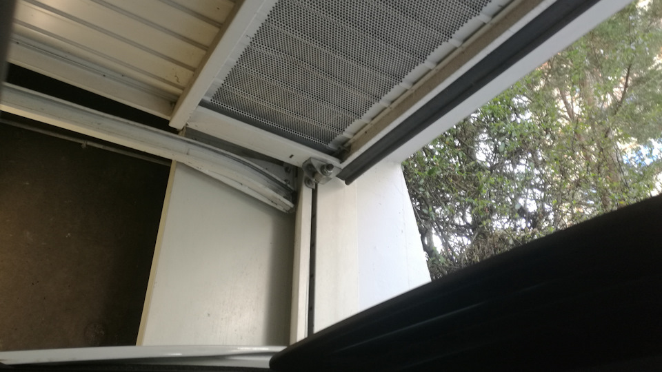 Въезд в резиденцию. Тут я был практически уверен, что бокс пролезет. — Audi A4 (B9)