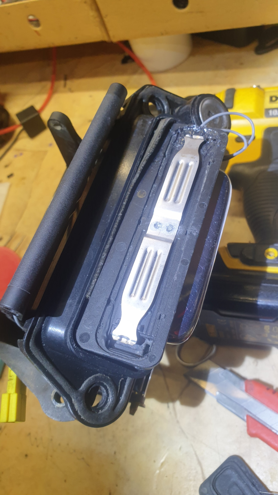 Пластину я по центру залил суперклеем с содой — Mercedes-Benz S-Class (W220)