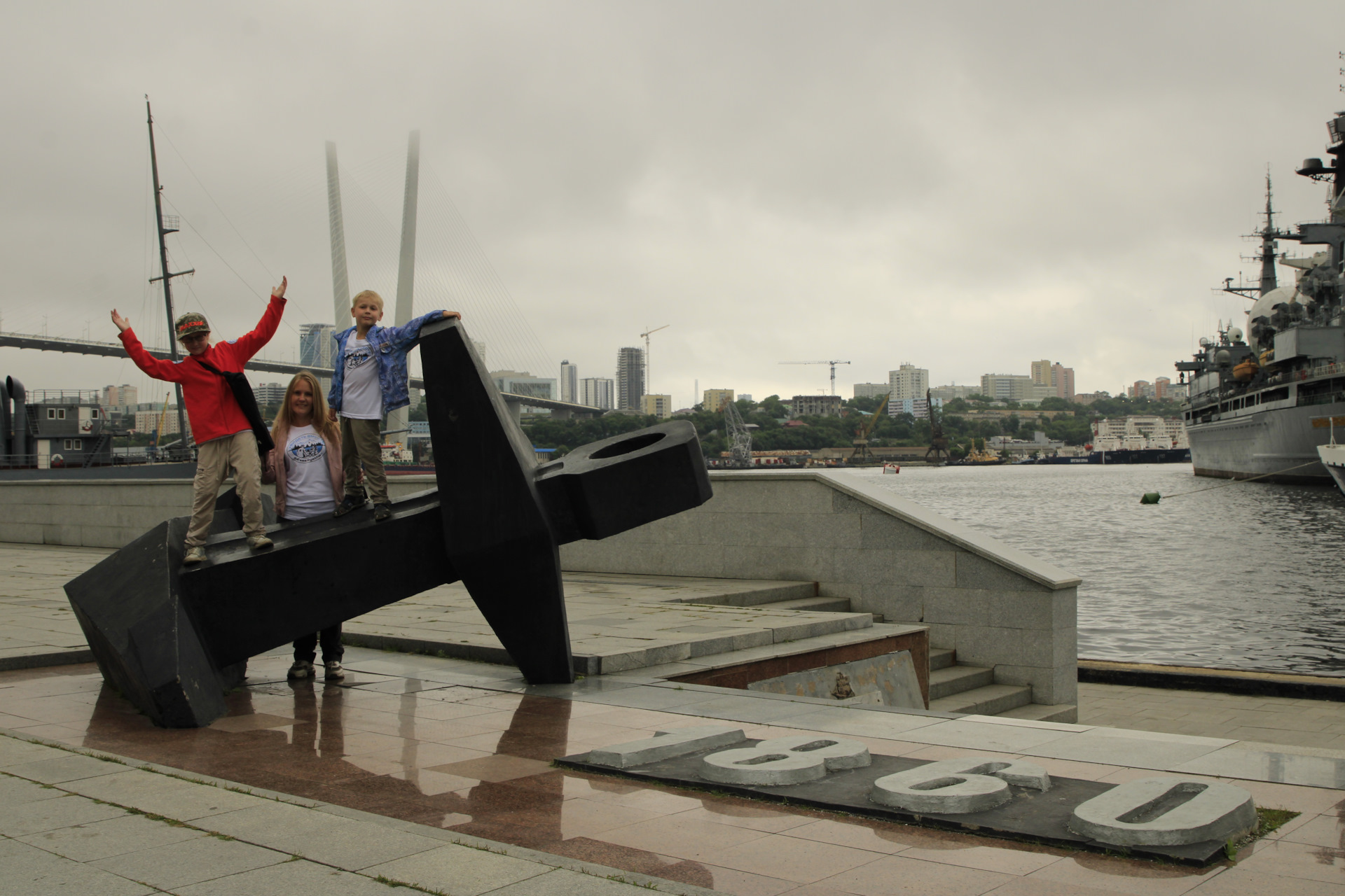 Moscow vladivostok. Владивосток путешествие. Владивосток туризм набережная.