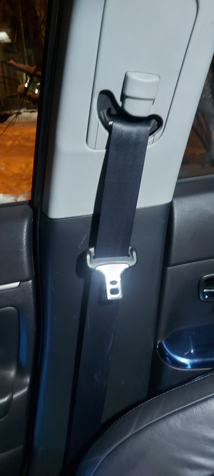 Как избавиться от стука пассажирского ремня о пластиковую стойку ...