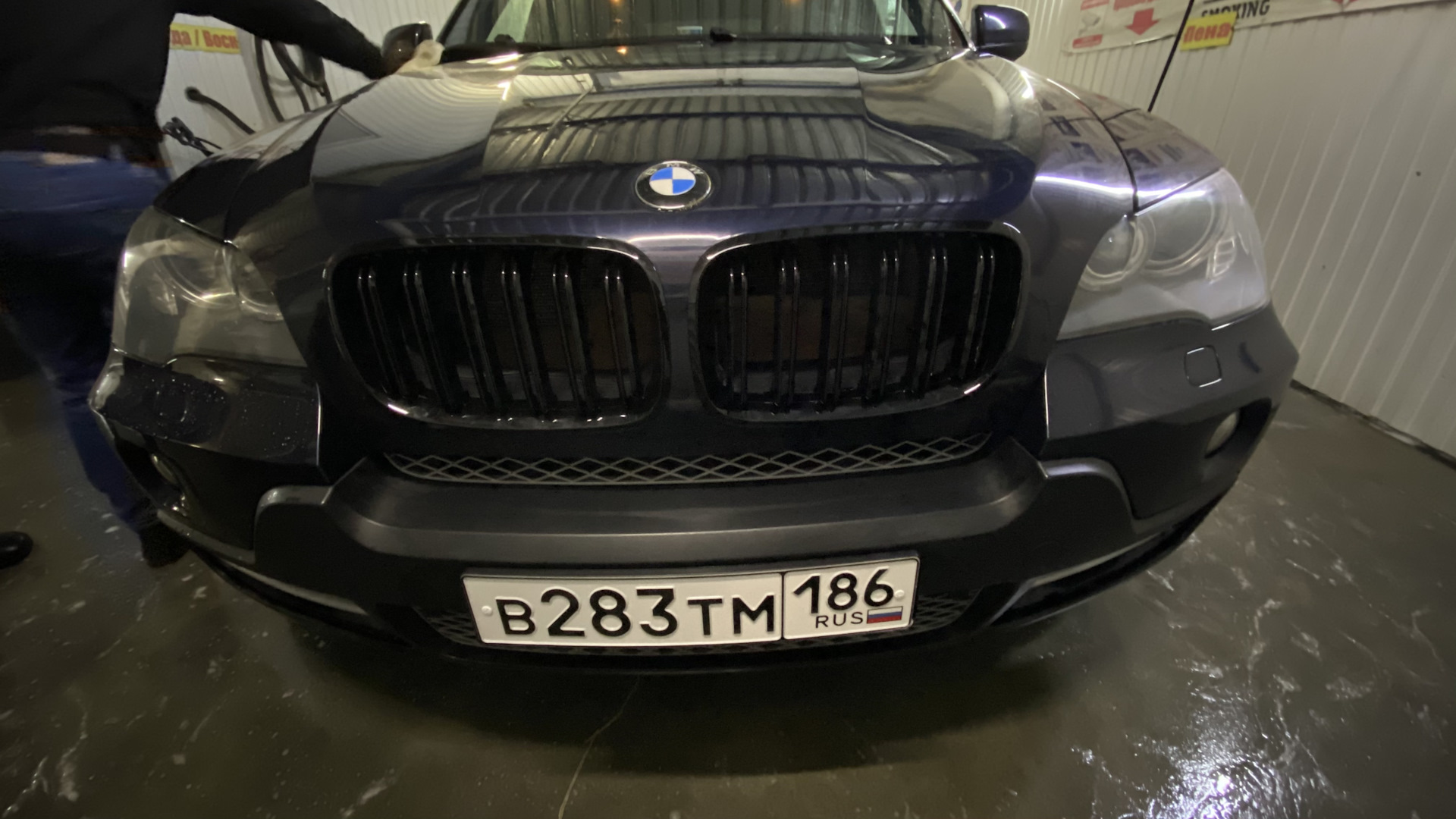 ноздри е70. Bmw x5 e70. X5 e70 черные ноздри. ноздри бмв х5 е70. решетка в ноздри е70.