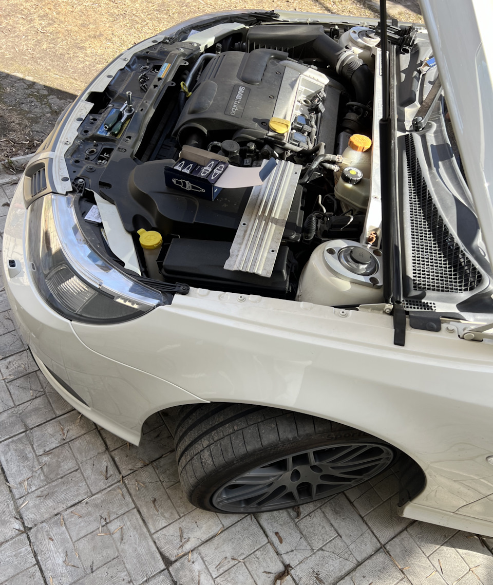 Здесь я по весне свечи и фильтры менял — Saab 9-3 (2G)