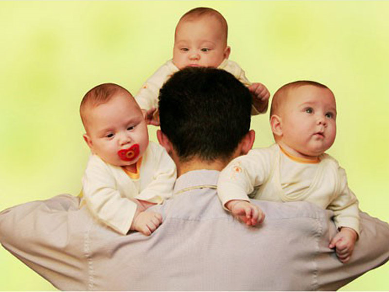 Ютуб канал тройняшки папа. Три ребенка. Трое малышей. Семья с тройняшками. 3 Малыша фото.