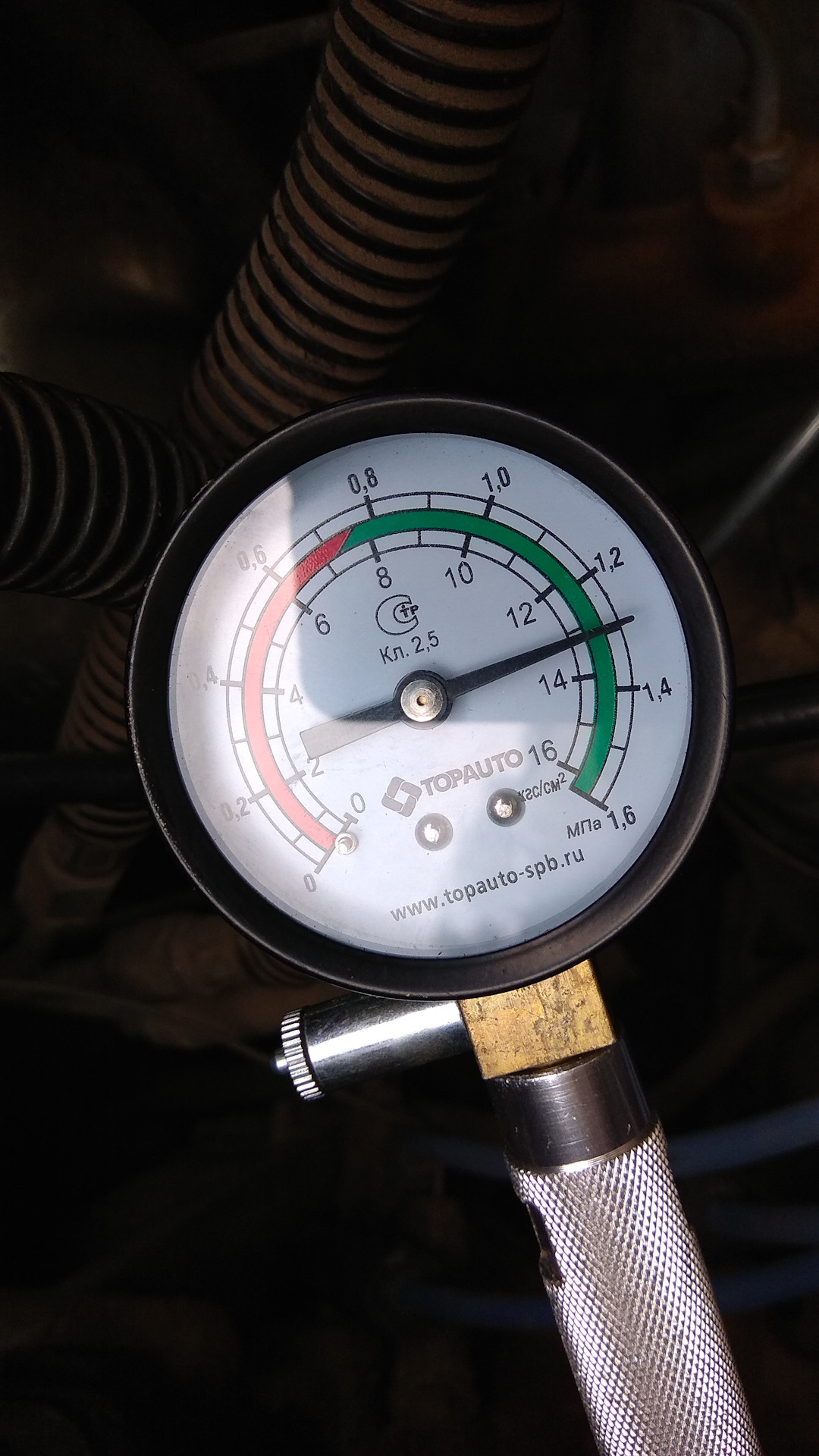 Датчик компрессии ваз 2106. Какая компрессия в двигателе ваз 2107. Компрессия в двигателе ваз 2107 инжектор. Компрессометр ваз 2107. Компрессия в двигателе ваз 2107.