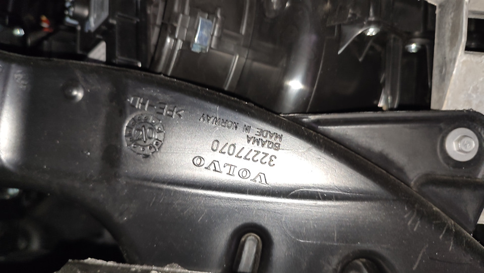 Удивительное рядом! — Volvo V60 Cross Country (2G). Запчасти на фото: 32277070