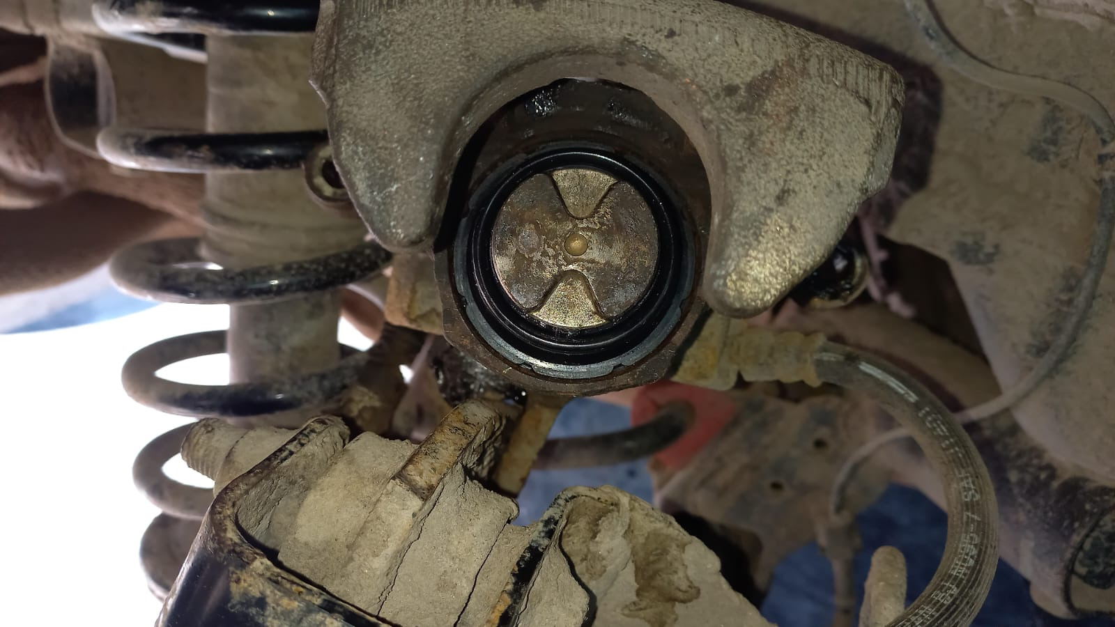 Замена пыльника тормозного заднего цилиндра и передних колодок ...