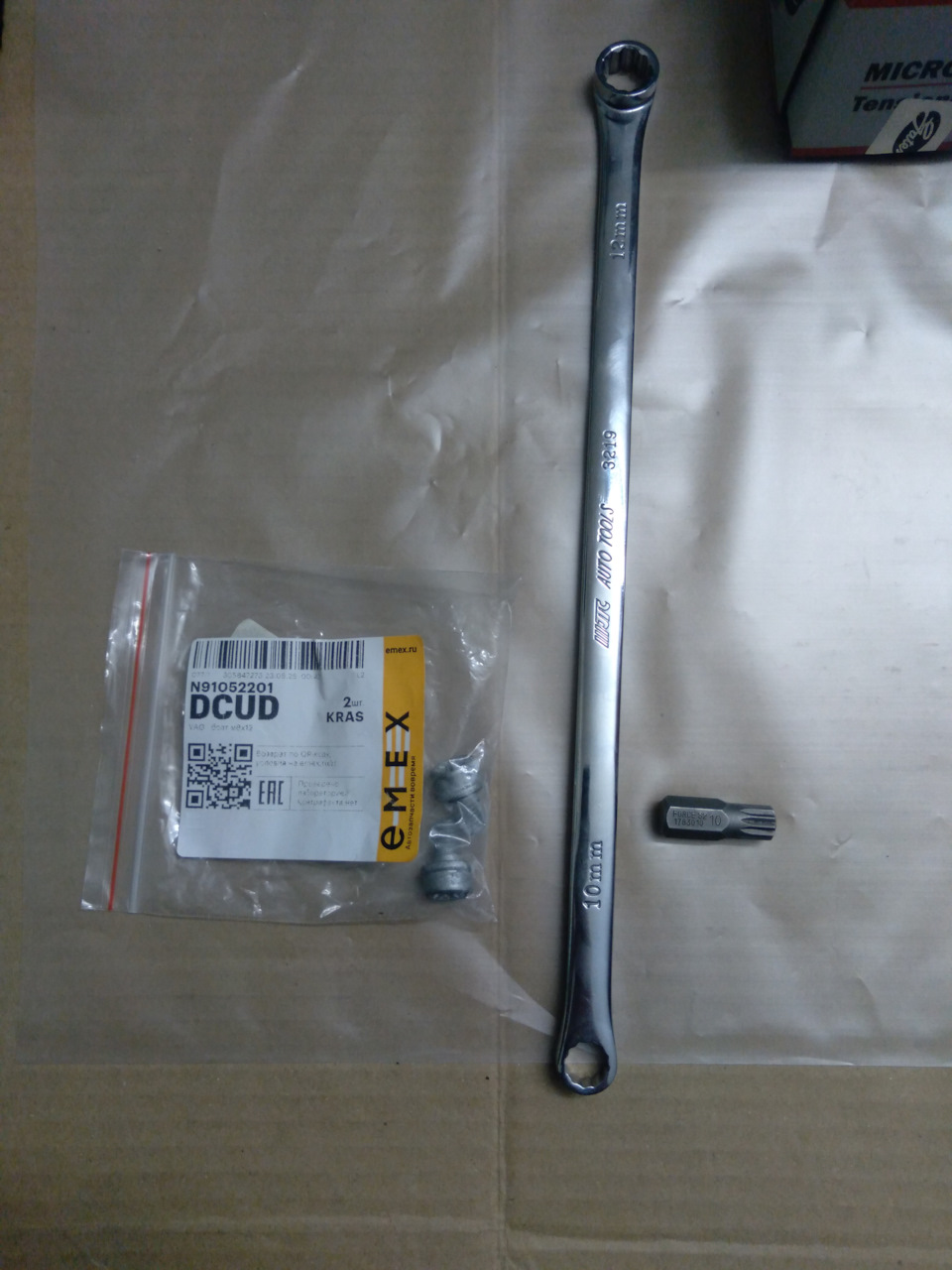 Бита М10, новые болты, и ключ на 10 — Volkswagen Polo Sedan. Запчасти на фото: N91052201