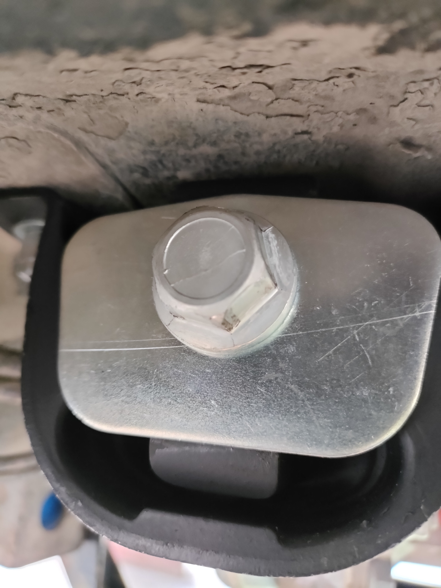 Стингер резонатор на форд фокус 2 дорестайл. Доп опора кпп ваз 2110. Установить пята. Крепление балочного тензодатчика. Крепление стингера на форд фокус 2.