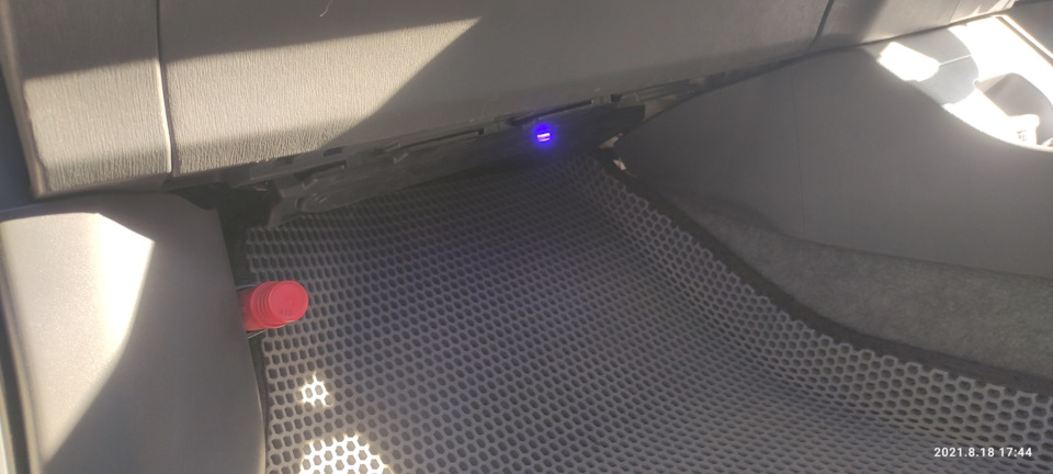 Штатная подсветка ног. Часть II. — Toyota Prius (30), 1,8 л, 2011 года ...