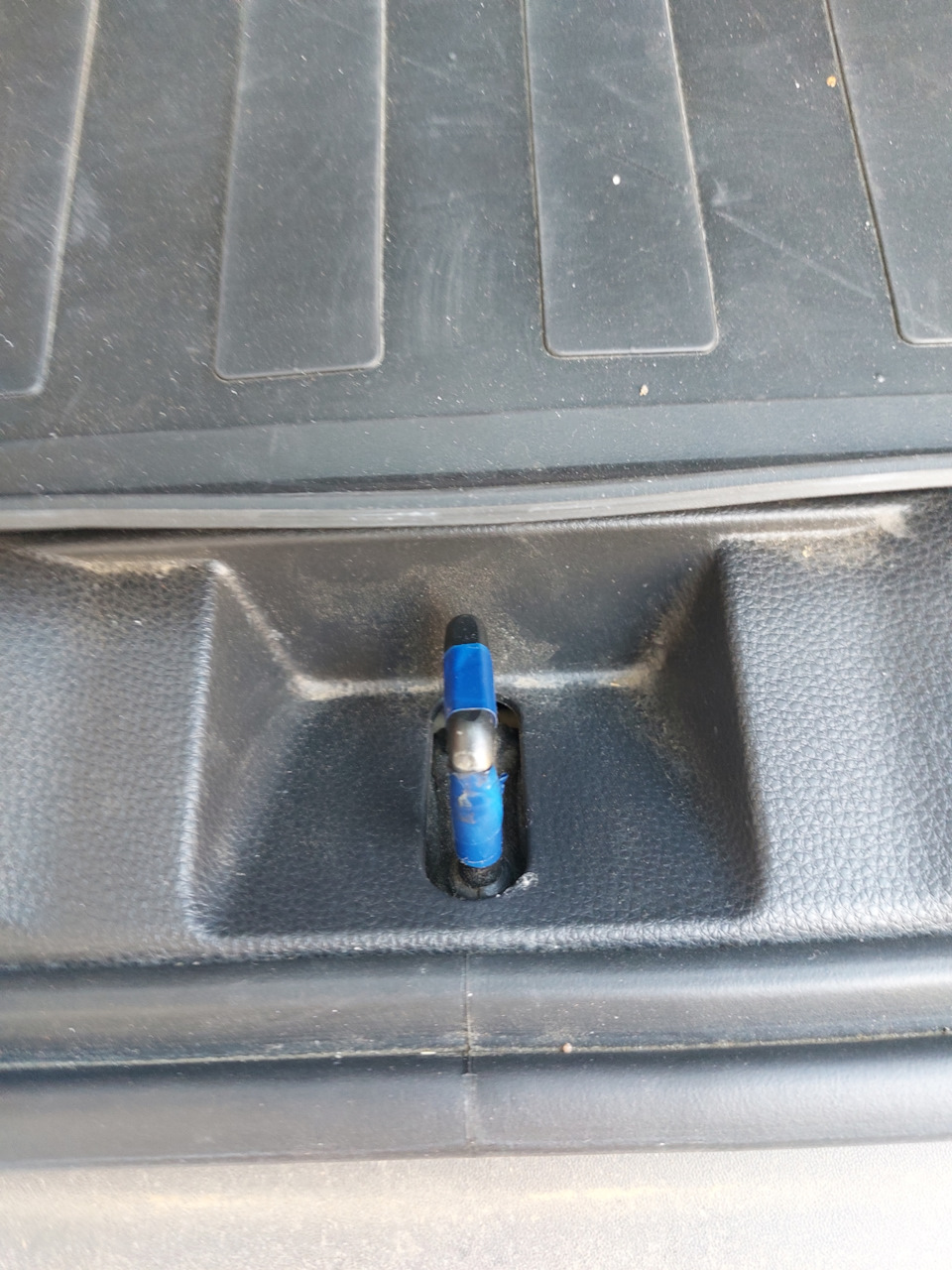 Скрип багажника ! — Toyota RAV4 (5G), 2 л, 2021 года | своими руками ...