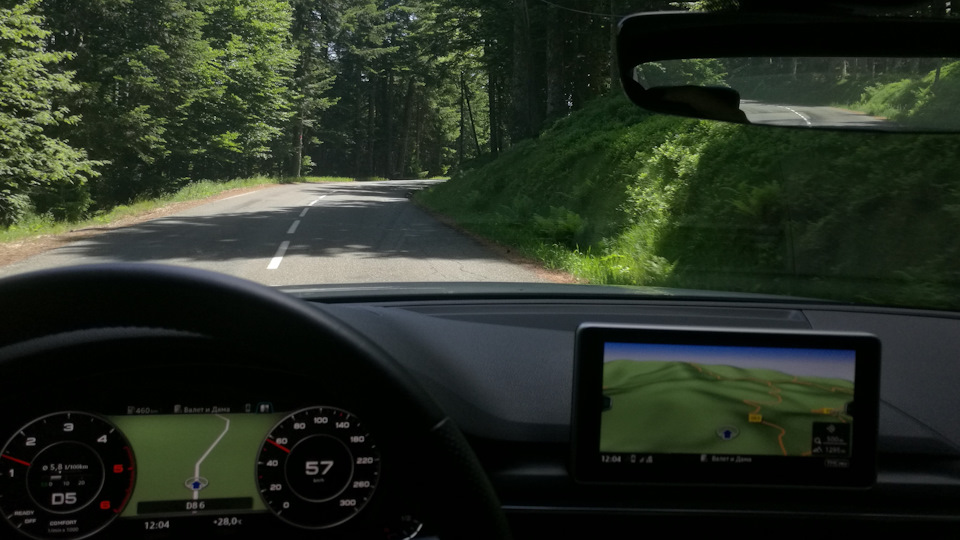 А в горах хорошо и свежо. На десять градусов ниже чем в городе. — Audi A4 (B9)