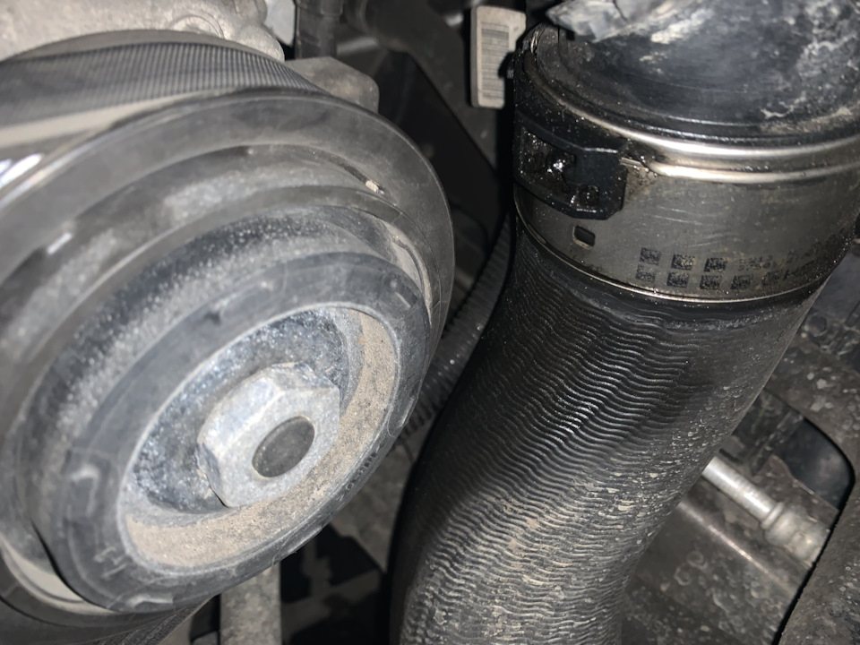 Масло в верхнем патрубке интеркуллера турбины — BMW X3 (F25), 2 л, 2013 ...