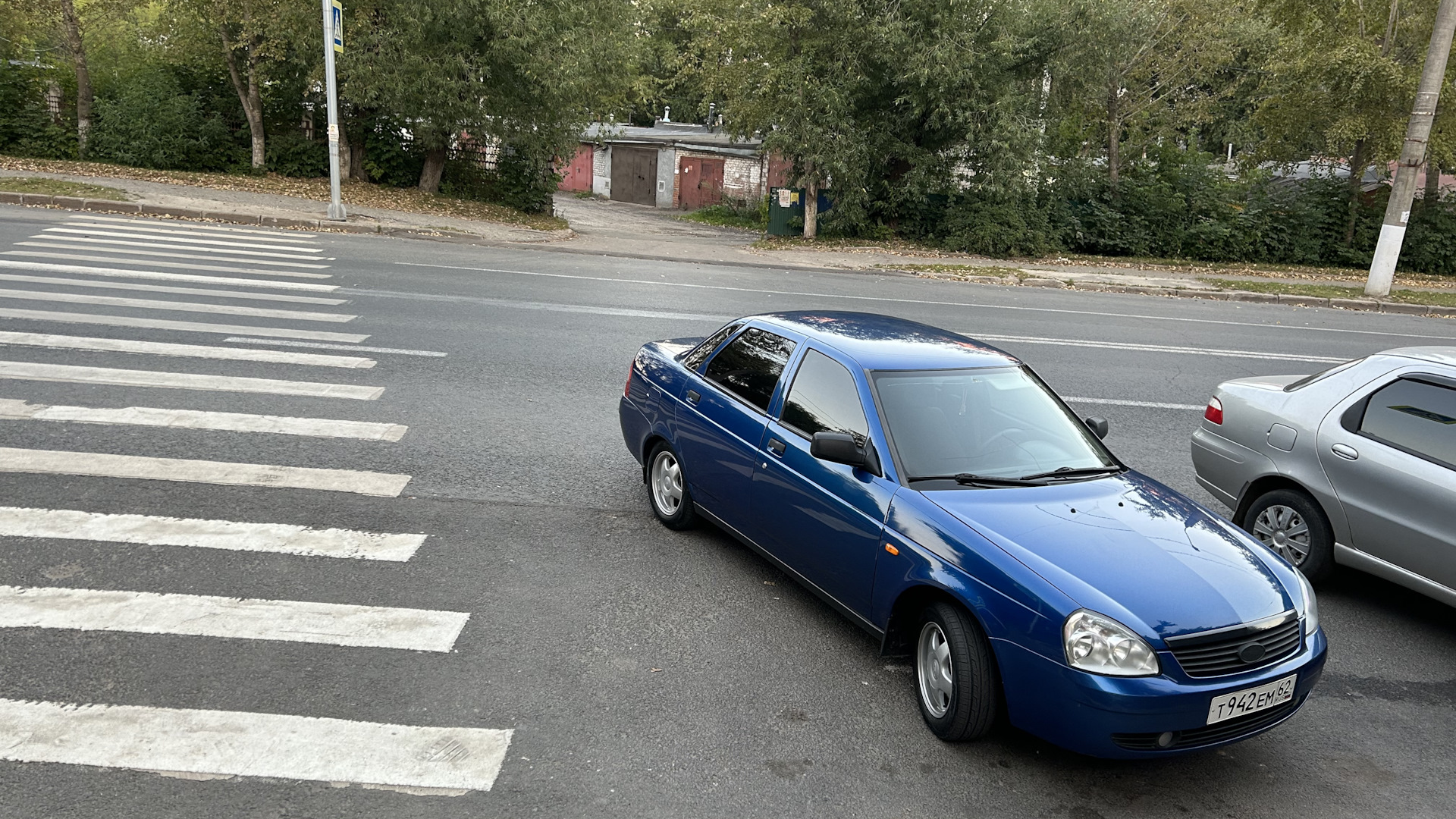 Лада Приора 1 поколения седан голубая