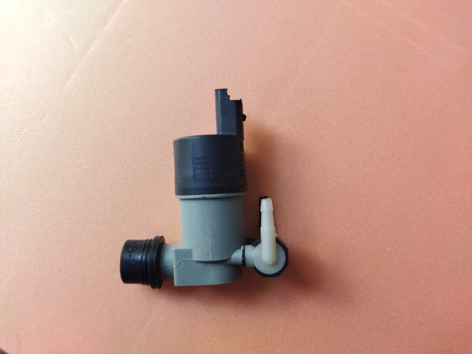 25.06.2024. Замена моторчика омывайки. — Lada Ларгус, 1,6 л, 2014 года ...