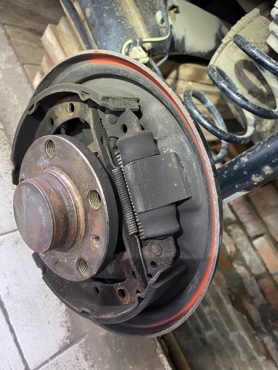 Обслуживание задних тормозов — Skoda Fabia Mk2, 1,4 л, 2010 года ...