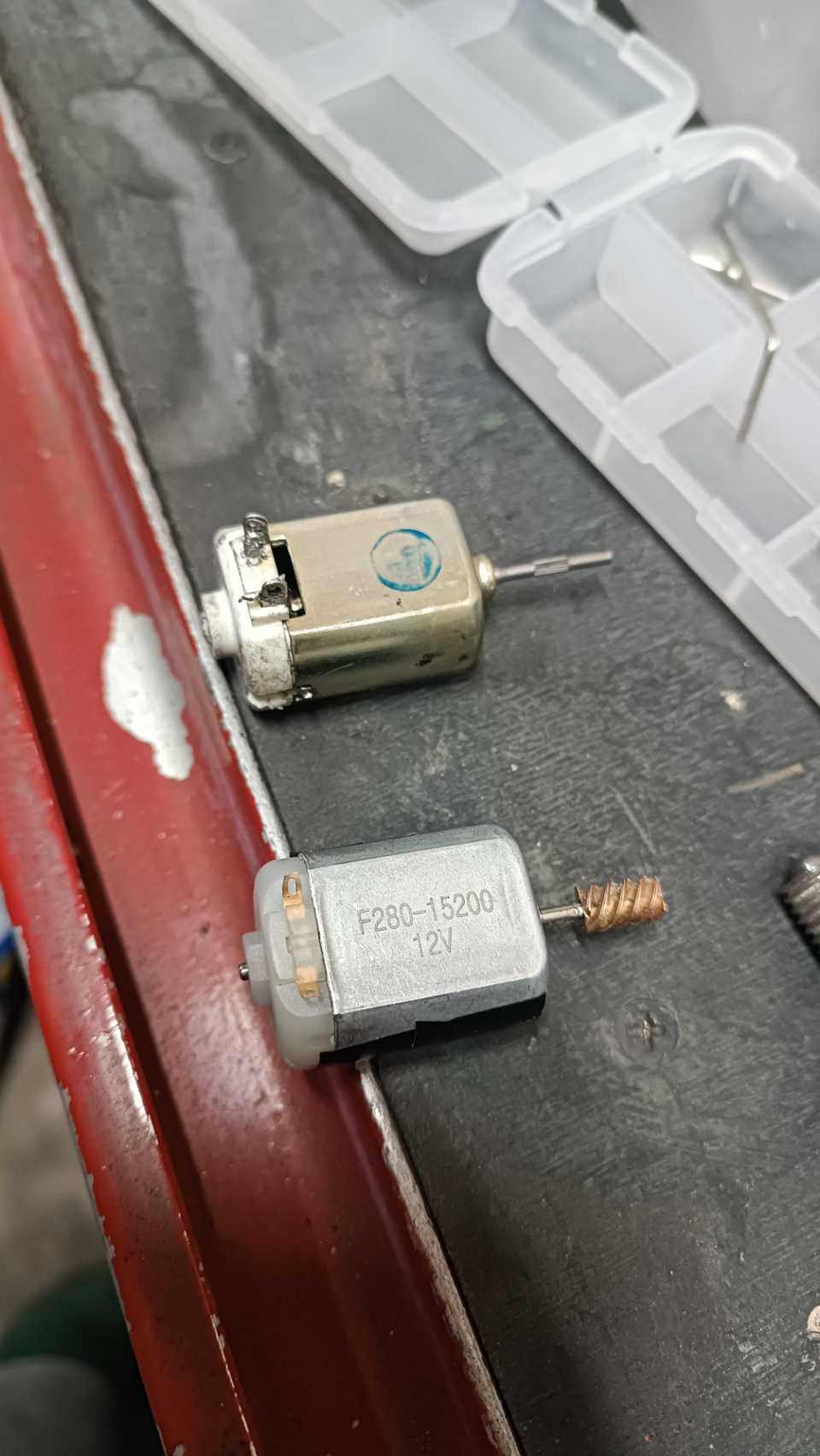 После долгих раздумий стало очевидно, что дело в моторчике закрывания центрального замка (очевидно). Сначала я по тупости купил ещё один замок в сборе, хотя сейчас я с помощью него починил свой задний замок 👌. Потом понял, что нужно просто пойти в магазин радио деталей со своим моторчиком и подобрать такой же. Ну нашел почти такой же, они все одинаковые во всех магазинах подобного типа, вал чуть короче и чуть уже на микрон, стоил он 90₽). — Toyota Mark II (80)