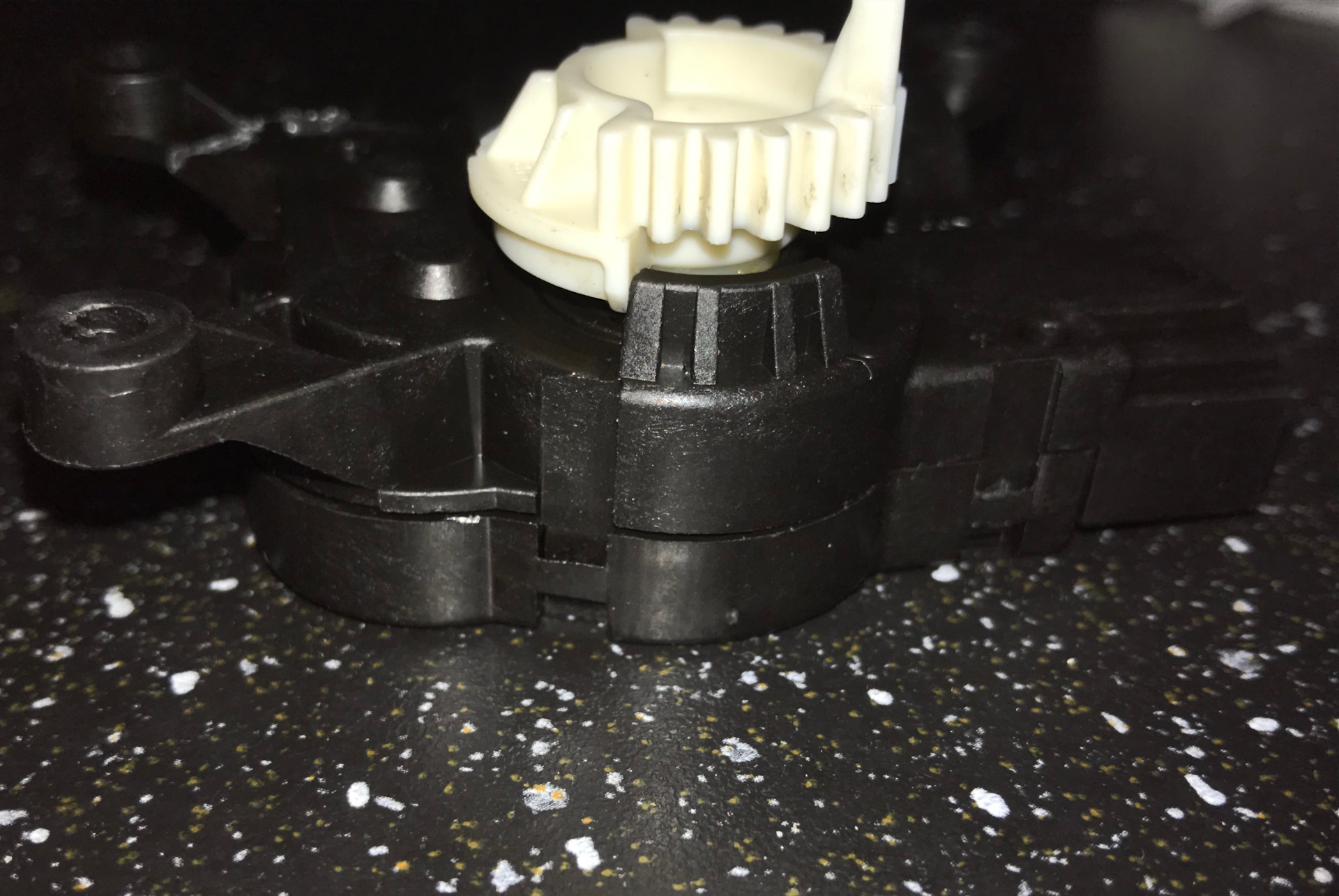 6. Пежо 407 с печки дует холодный воздух. Печка на весте дует холодным пассажирская сторона. Обдув в ноги шкода актавия а7. А5 дует холодный воздух.