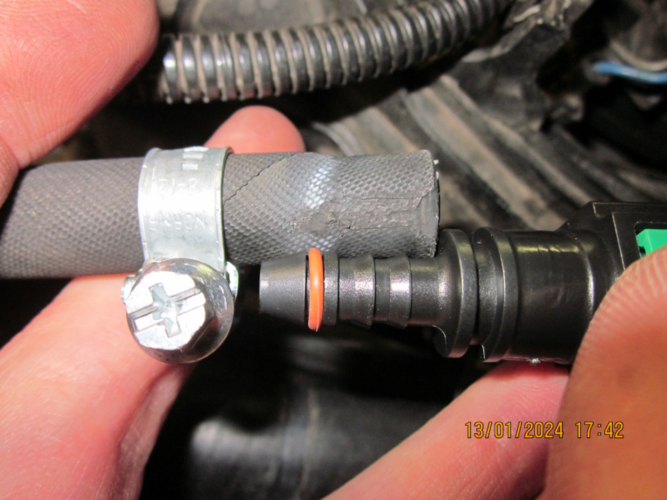 Перед тем как спозиционировать хомут на шланге, смотрим до куда доходит штуцер — Lada Vesta SW (1G). Запчасти на фото: 13012024