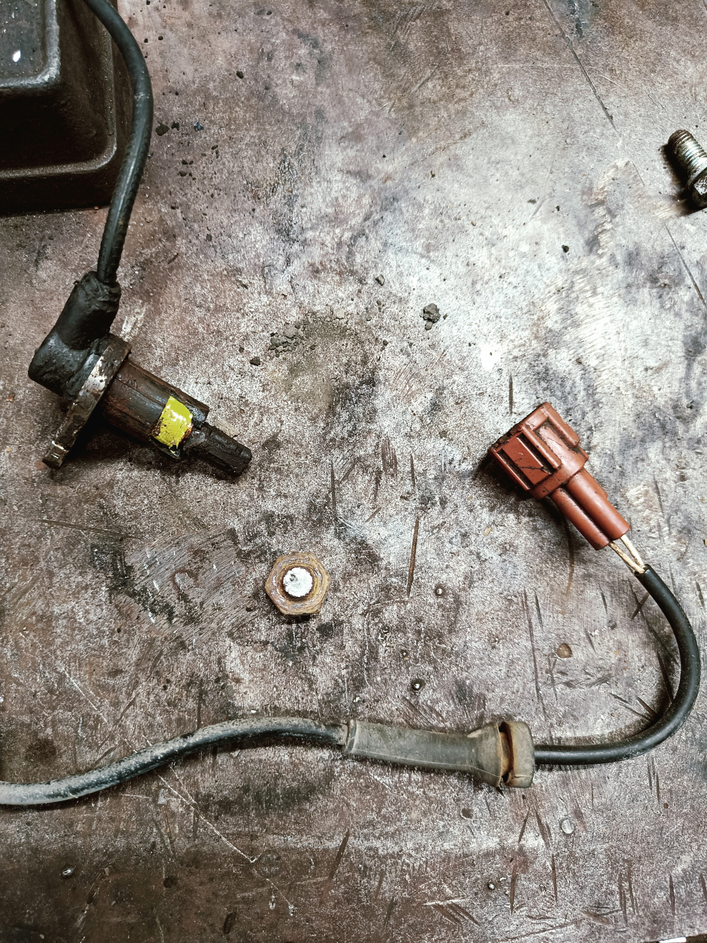 Замена датчика АБС заднего колеса — Nissan Maxima QX (A33), 3 л, 2002 ...