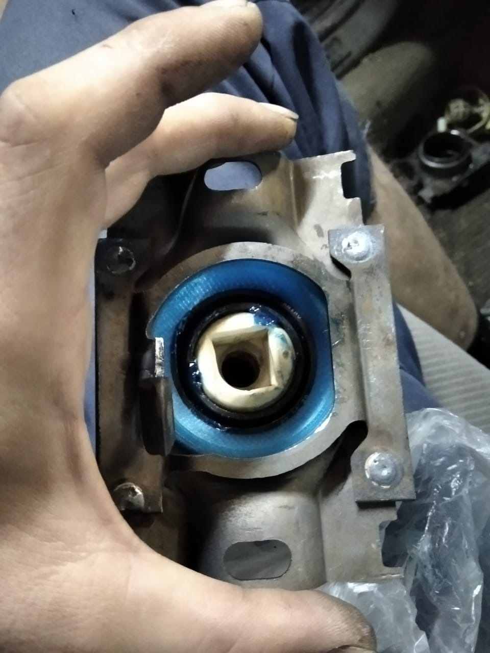 На драйве натыкался на ремонт с использованием шарнирного подшипника — Audi 100 (C3)