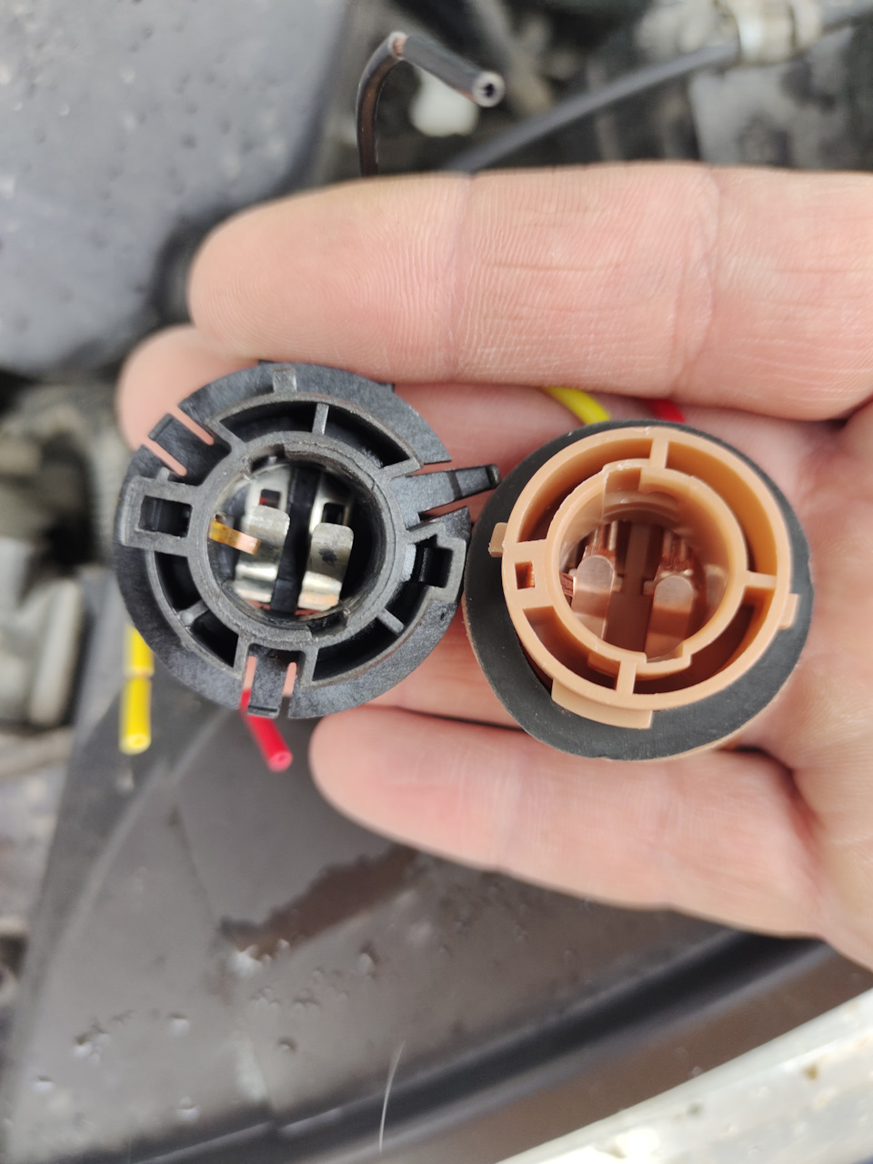 Замена патрона габаритных огней в фаре — Citroen C4 (2G), 1,6 л, 2012 ...