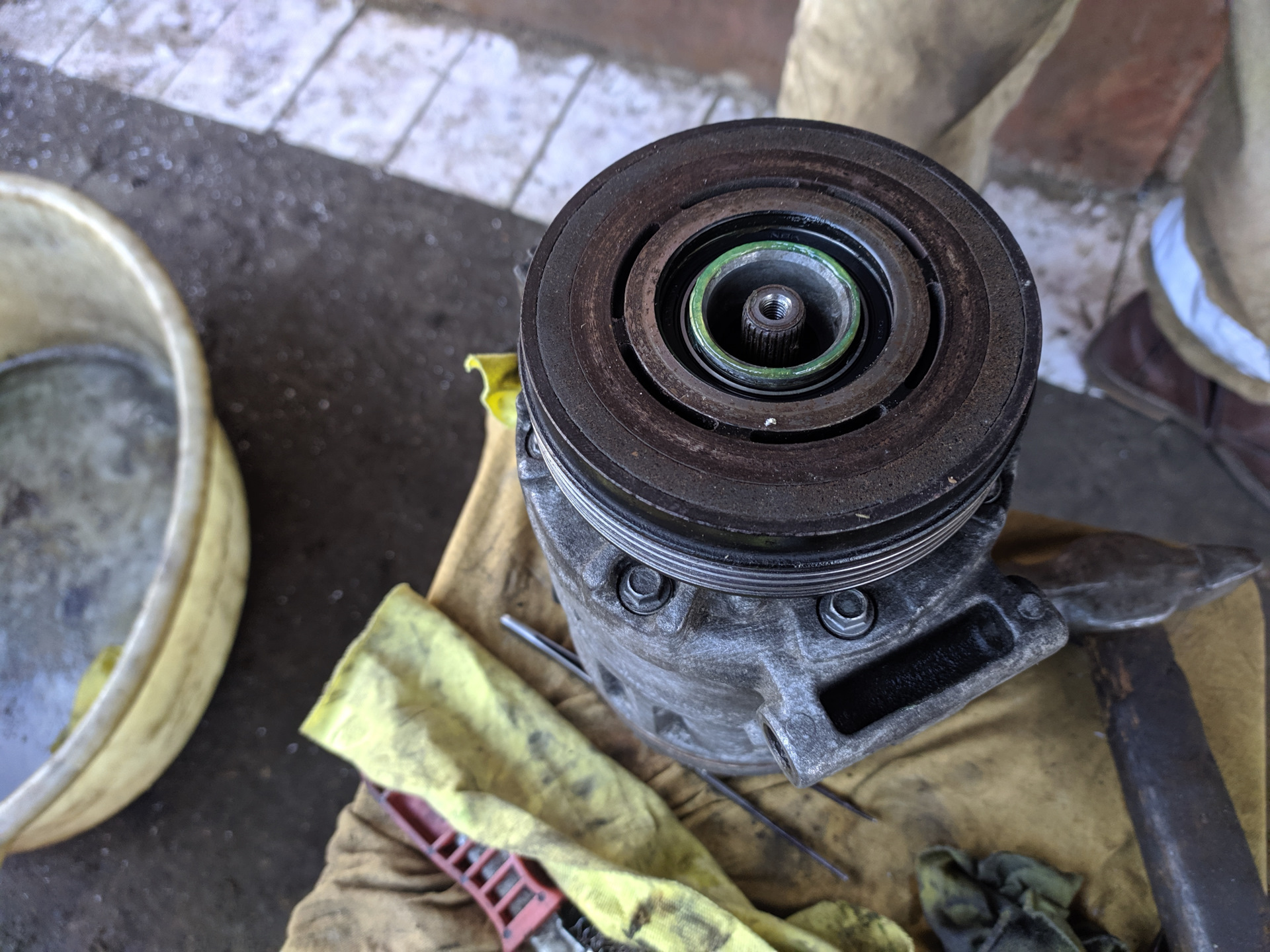 Замена подшипника шкива компрессора кондиционера Denso 7SBU16C — BMW 3 ...