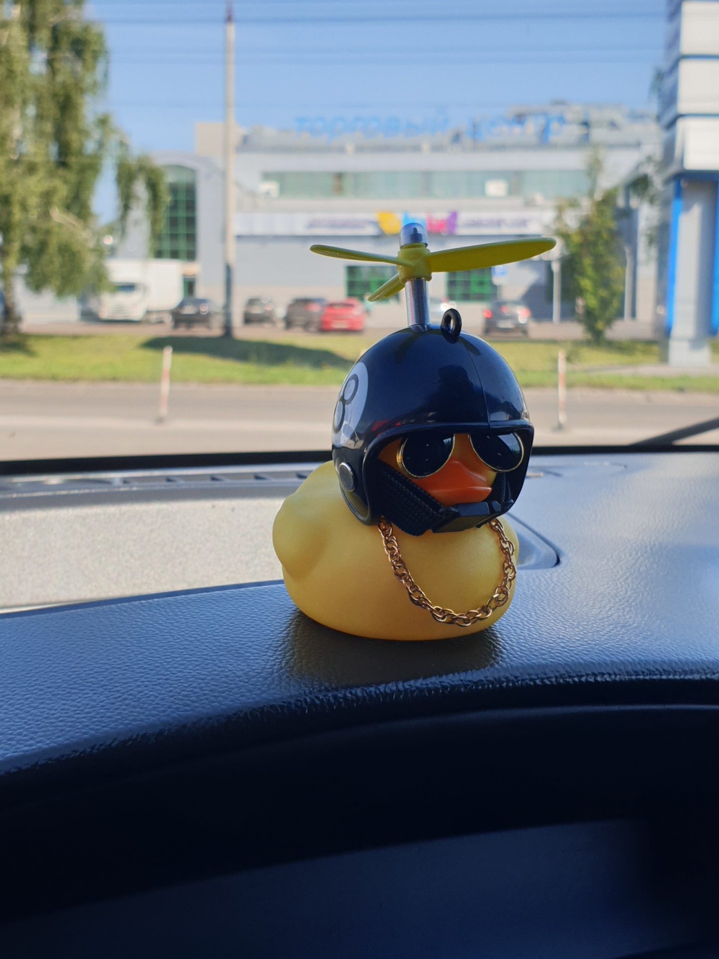 Набор шлемов для уточки. Утка в машину в шлеме. Уточка в машину с пропеллером как собрать. Уточка в шлеме. Уточка автомобильная.