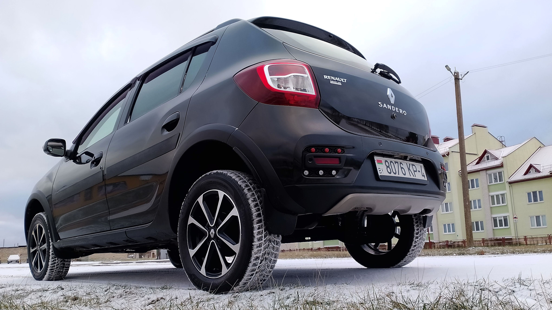 Renault Sandero Stepway (2G) 1.6 бензиновый 2015 | 黒 Metallic Вlack 鉄 на  DRIVE2