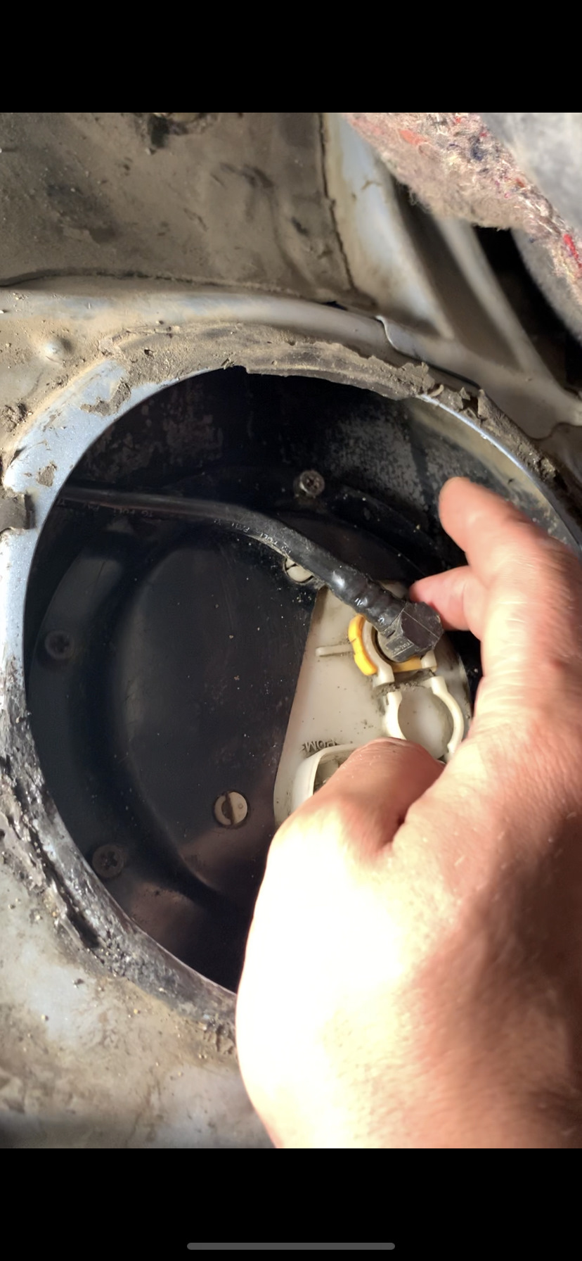 Снимаем желтую клипсу, не сломав не потеряв, говорят тяжело найти такие) — Toyota Allion (T240)