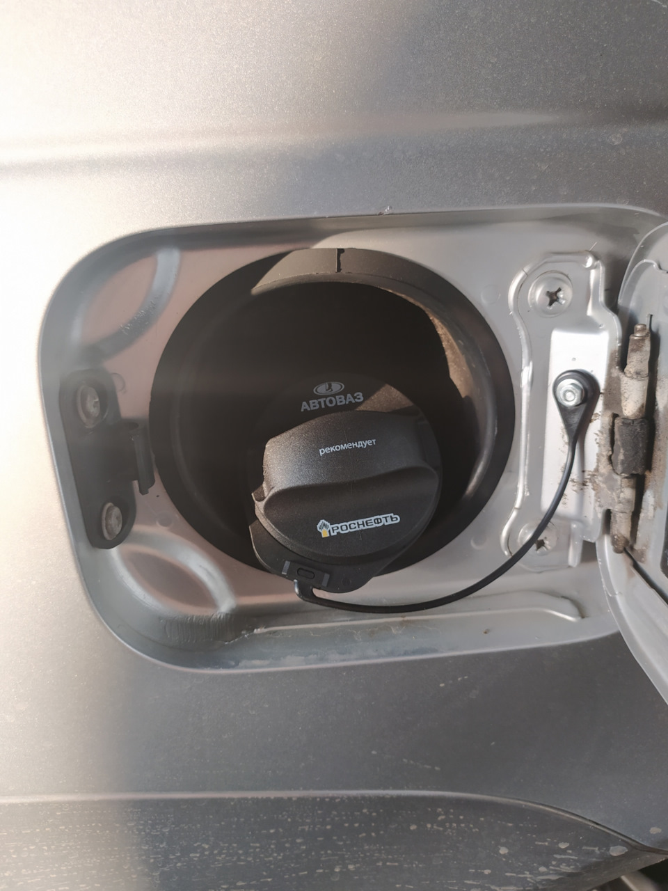 Замена пробки бензобака. — Lada Приора седан, 1,6 л, 2013 года ...