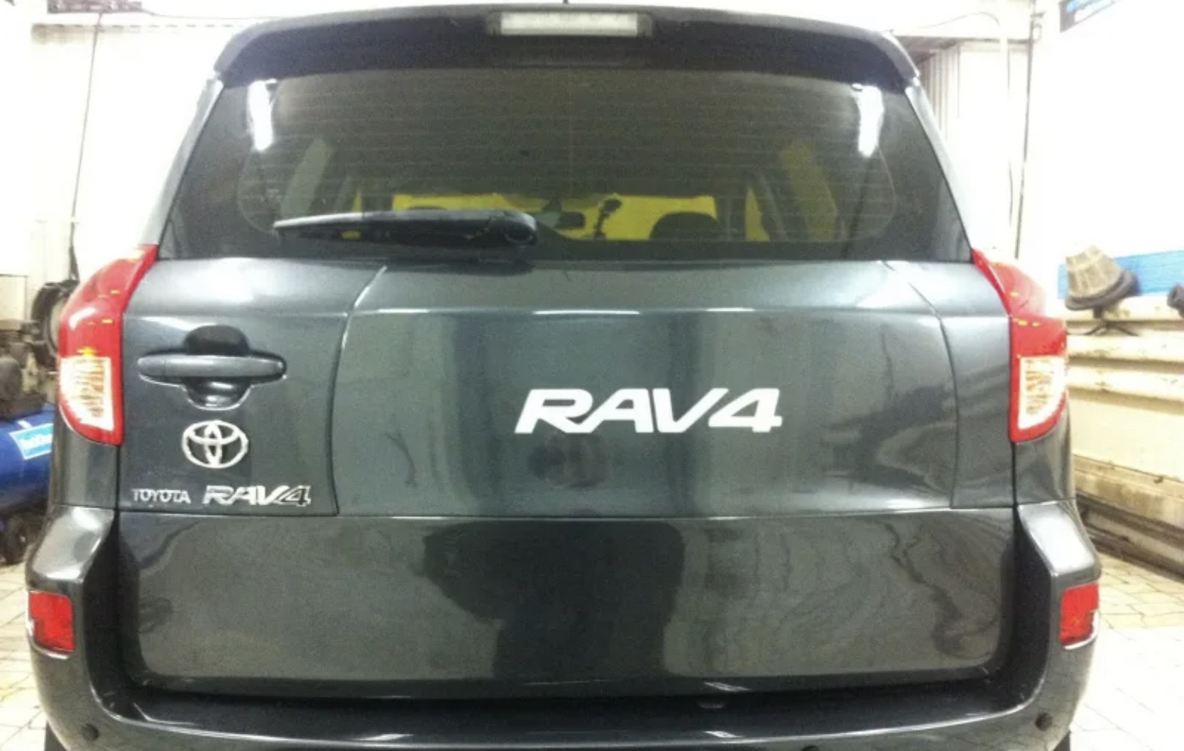 Накладка на заднюю дверь багажника. Тойота рав 4 2012 без запаски. Toyota RAV 4 xa 30 без запасного колеса. Тойота rav4 2008 без запаски. Toyota rav4 2010 без запаски.