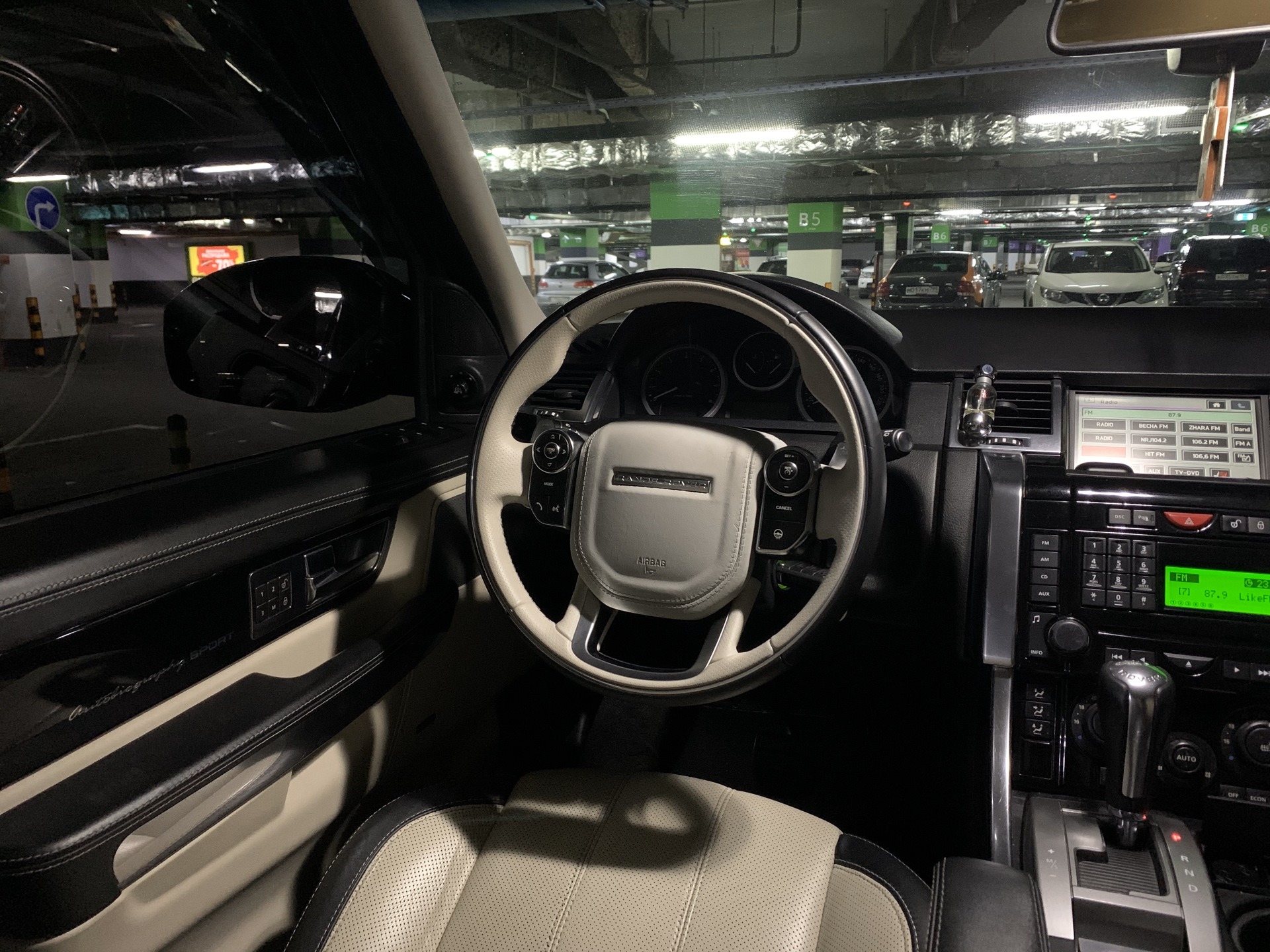 Рендж ровер спорт 4.4 бензин. Руль range Rover Sport RR 2012. Range Rover Sport 2. Большой экран на range Rover l405. Руль RR Vogue 2008.