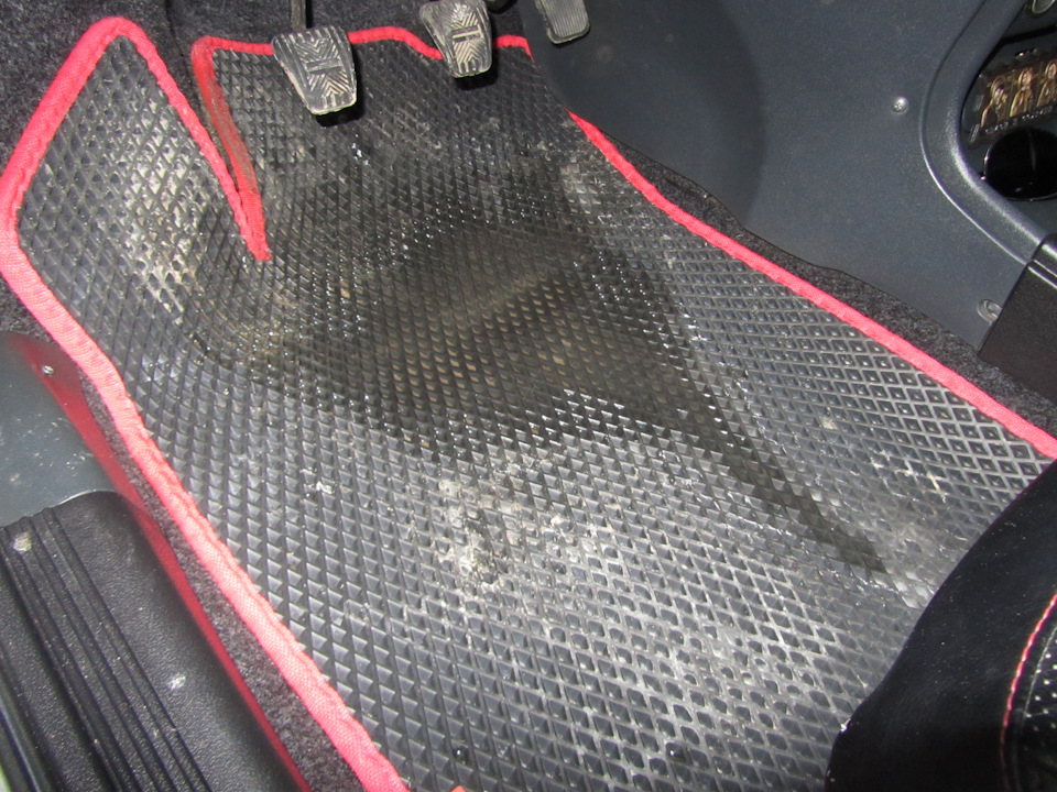 здесь видно что вся вода и грязь остаётся в сотах а не плюхаеться по всему ковру