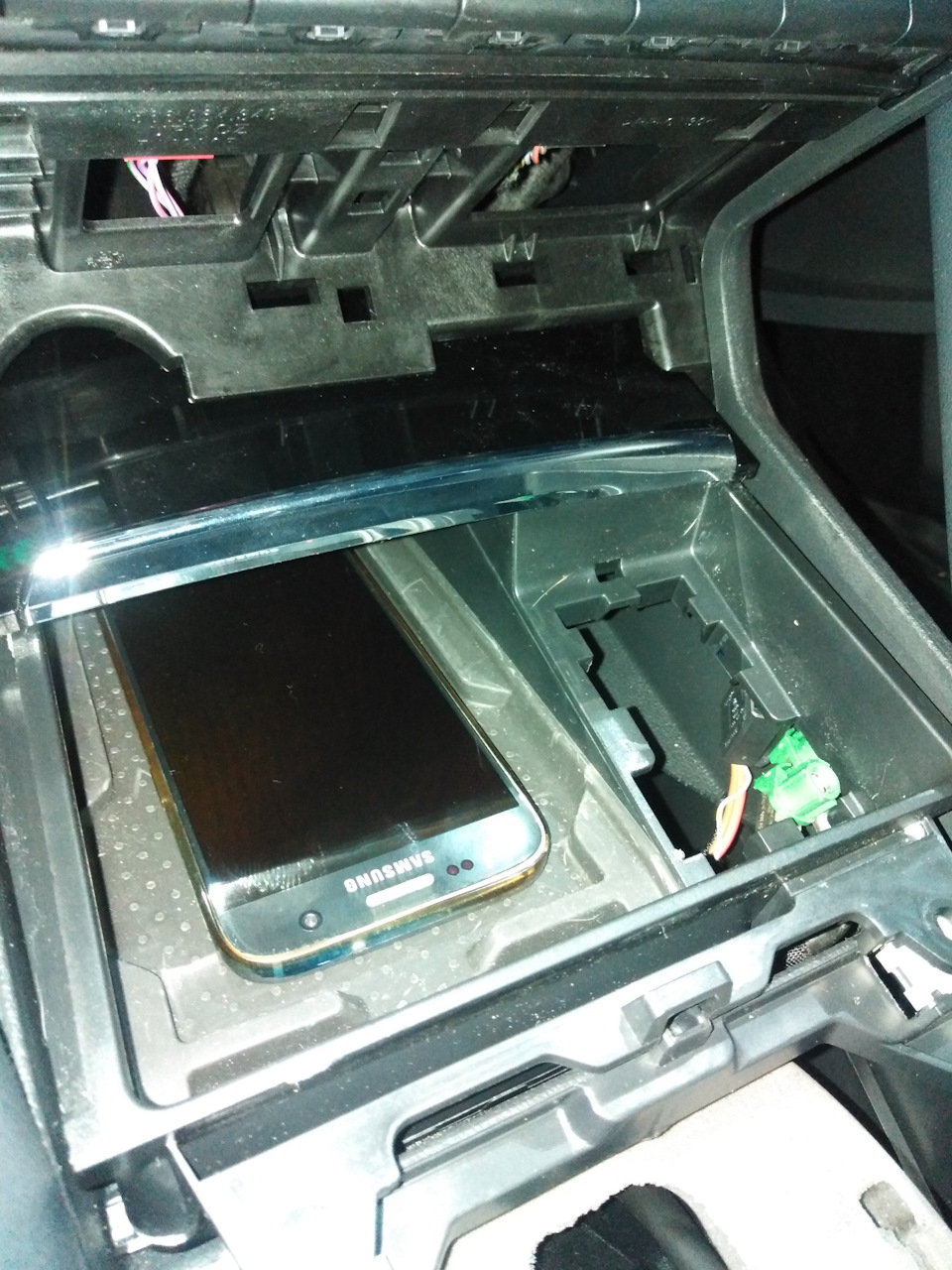 Skoda KODIAQ Установка беспроводной зарядки (Wireless Charging PR 9IH ...