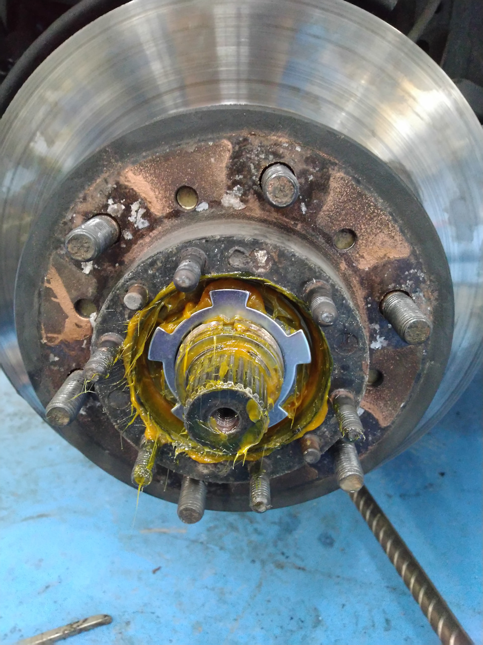 ставим новую лепестковую шайбу (да-да, сейчас многие скажут что они по 10 раз старую использовали — и ничо… а я уже раз 100-500 слышал как люди 'сэкономив' 100 рублей на этой шайбе — выкидывали подшипники/по 2 часа не могли нормально отрегулировать/ещё какой-то геморрой ловили) — Toyota Hilux Surf (2G)