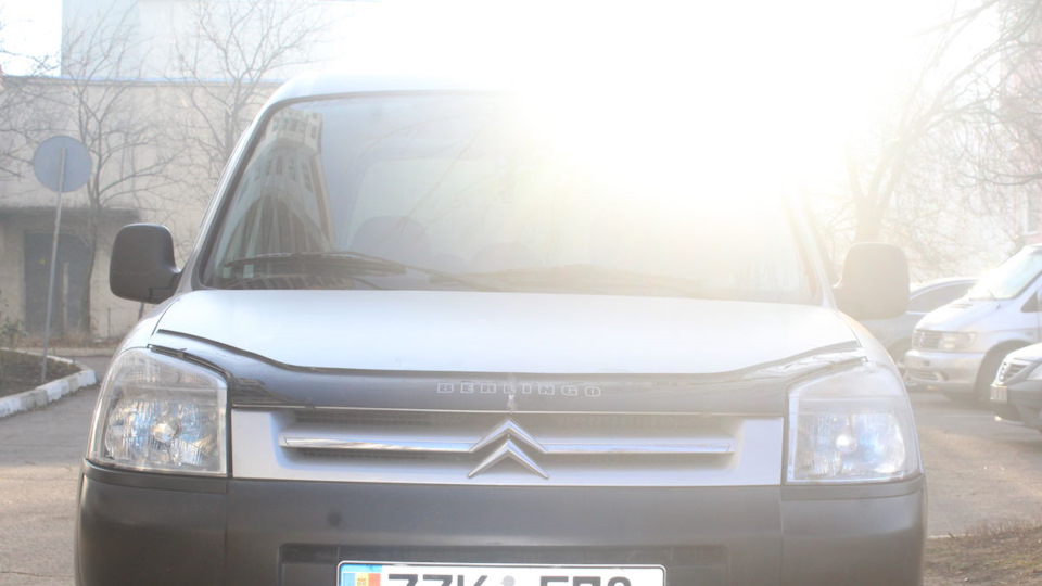 играют все стрелки приборки одновременно (не всегда ) и моргают фары ...