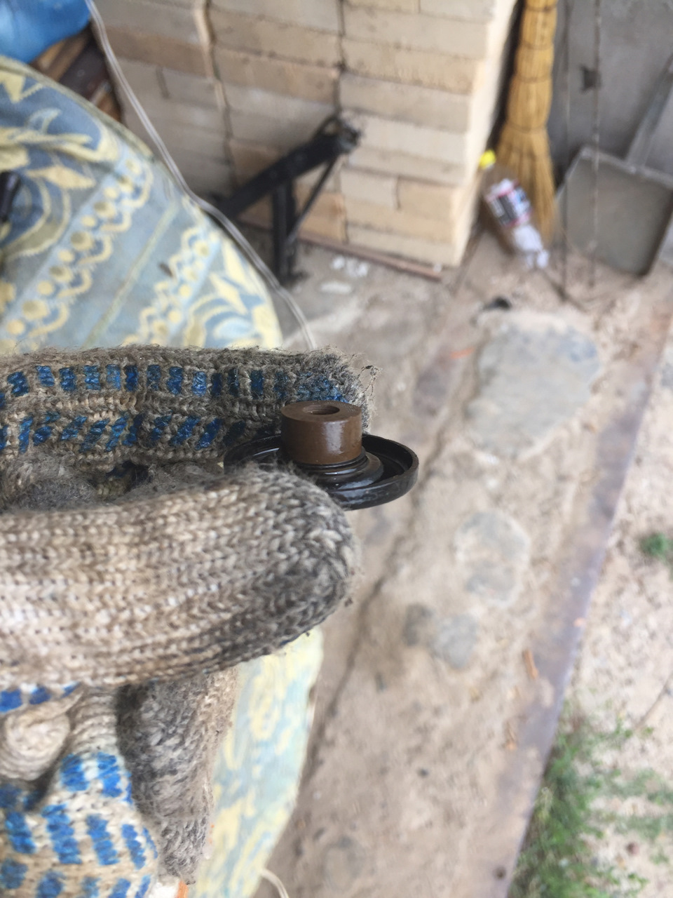 Сальник устанавливается под нижнюю чашку пружины и вместе с ней одевается на направляющую