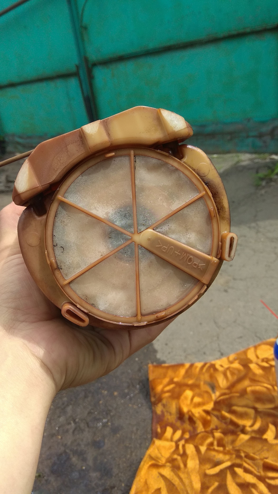 Чистка сеточки бензонасоса — Audi A6 (C5), 2,4 л, 2000 года | плановое ...